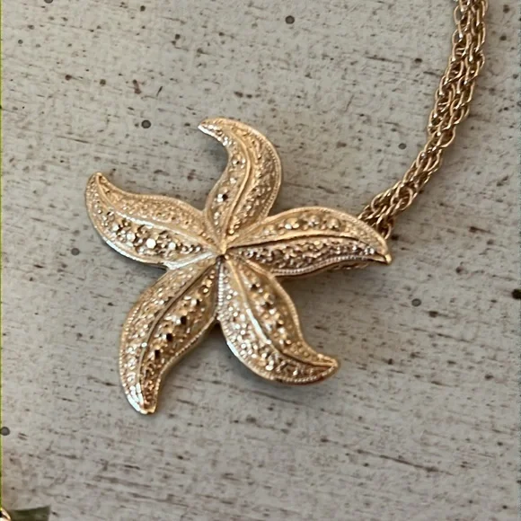 Vintage 1987 Gold Starfish Necklace Matching Earrings NWOT Original Box - Picture 2 of 7